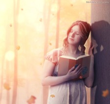 Photoshop合成在树林下看书的美女梦幻场景图片