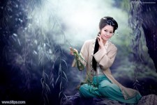 Photoshop调出中国风艺术蓝色调的外景人物照片