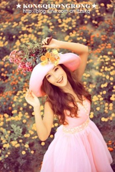 PS图片调色调出粉色鲜花背景的人物照片教程