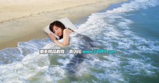 Photoshop合成创意的在海浪中睡觉的美女图片教程