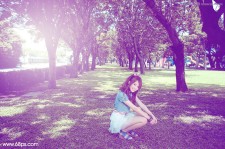 Photoshop调出夏季树下美女绚丽紫色效果
